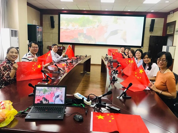 观看阅兵仪式现场.jpg
