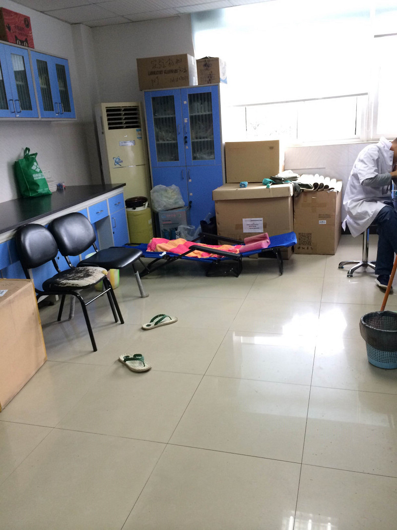 生命科学学院实验室312有学生床.jpg