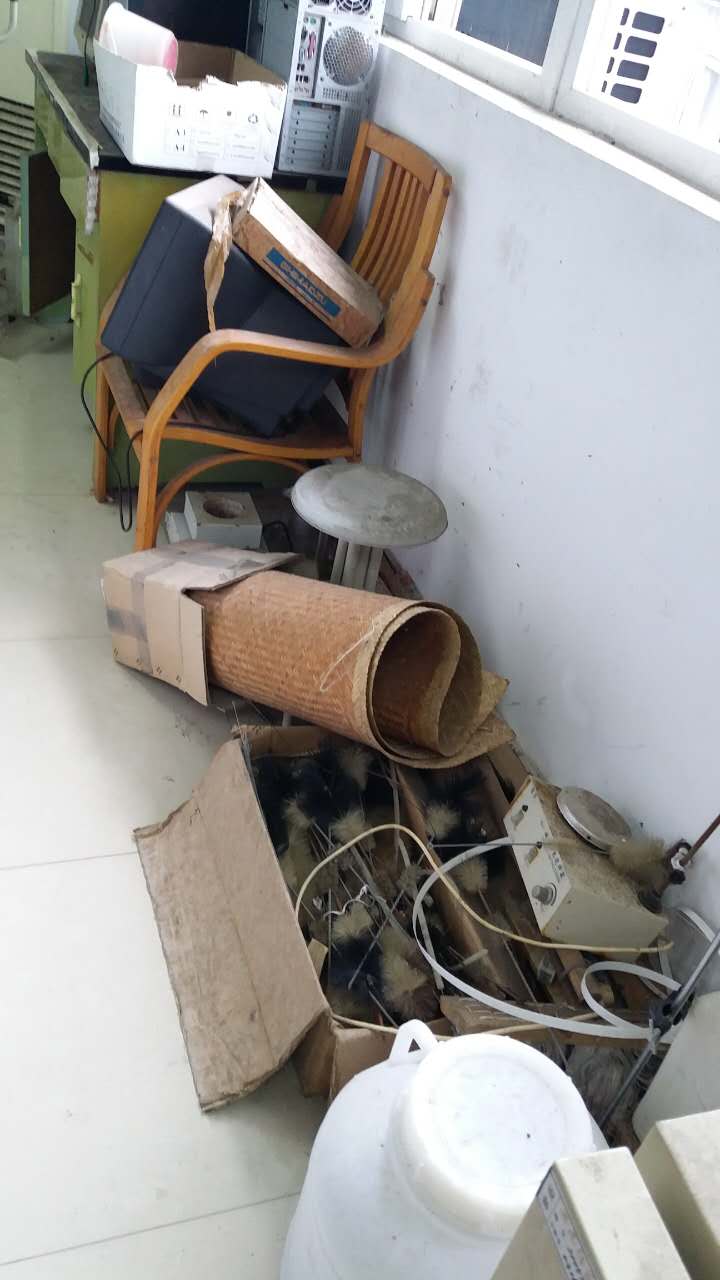化工学院311杂物太多欠整洁4.jpg